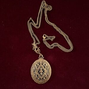 Elegant Gold Pendant Necklace